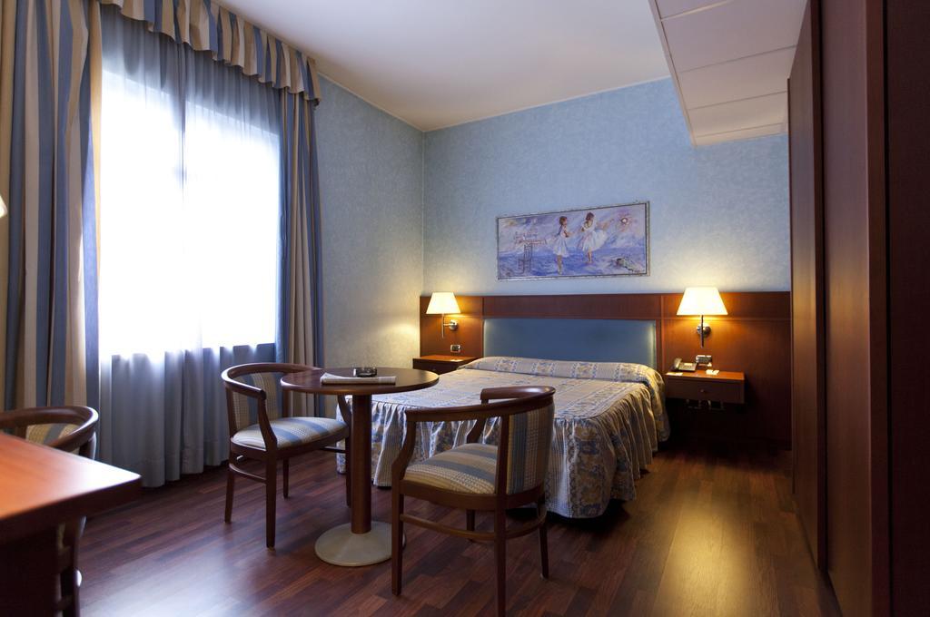 Palace Hotel Moderno Pordenone Oda fotoğraf